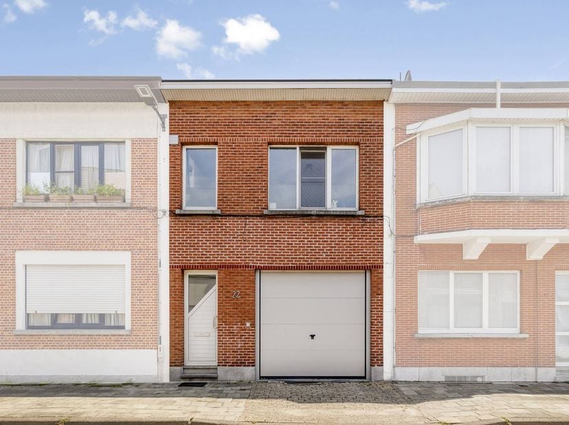 Indeling: <br />
<br />
Gelijkvloers: <br />
- inkomhal (7 m²) <br />
- slaapkamer 1 (15 m²) <br />
<br />
Eerste verdieping: <br />
- hal met vestiai