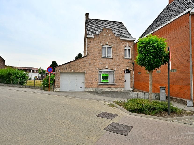 Deze op te knappen&amp;nbsp;woning met ruime tuin treffen we in het centrum van Berchem, deelgemeente van Kluisbergen! Zeer rustig gelegen, met tal van vo