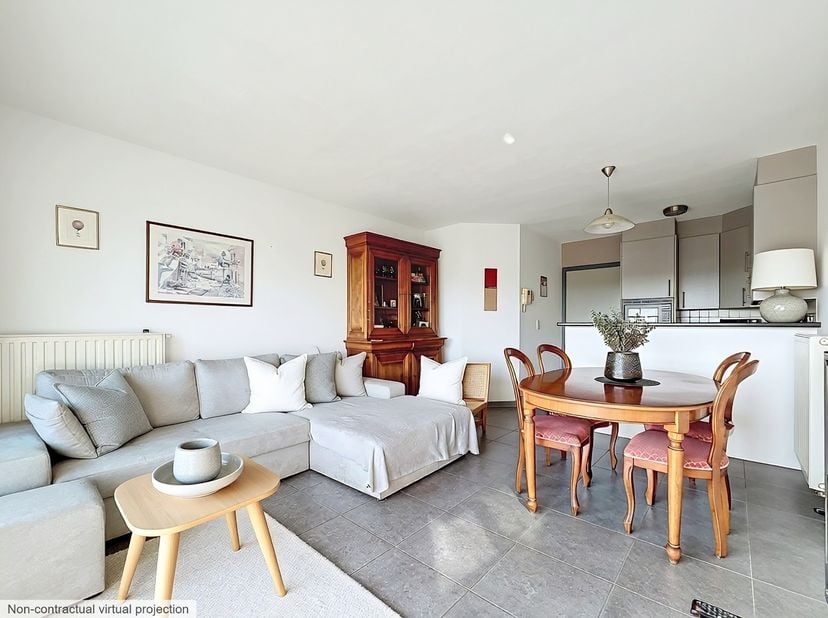 Dit appartement ligt op 50m van zee en is, mits wat schilderwerken, perfect instapklaar.&amp;nbsp; De indeling is als volgt: Inkomhal, woonkamer met volle