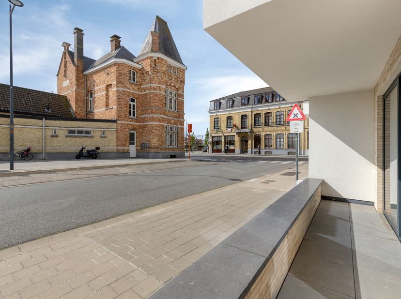 In het centrum van Diksmuide bevindt zich dit instapklare appartement met twee slaapkamers, gelegen op het gelijkvloers van residentie 'Patersvat'. Da