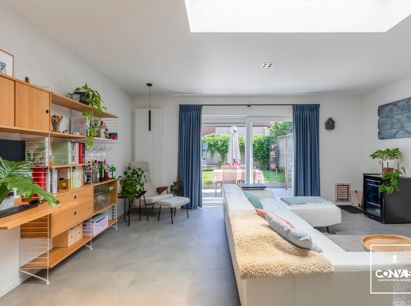 Deze rijwoning is rustig en gunstig gelegen te Mariakerke. Dankzij de aangelegde fietsstraten staat u vlot in het centrum van Gent. Ook verschillende