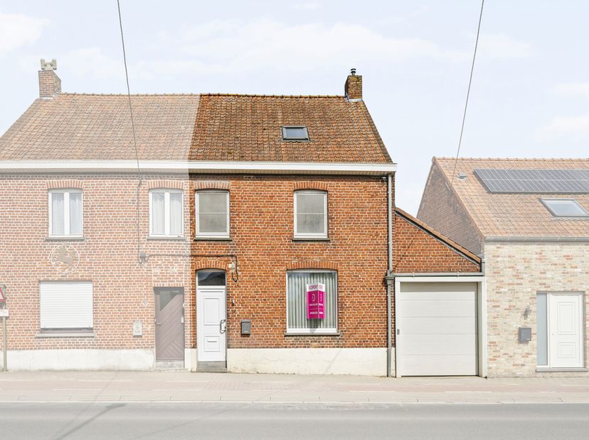 Deze instapklare woning mét garage is gelegen vlakbij het centrum van Westrozebeke.<br />
Op de gelijkvloerse verdieping is volgende indeling aanwezig