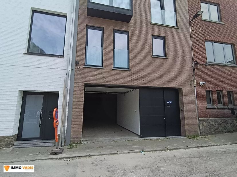 Ruime garage/stockageruimte te huur in het centrum van Sint-Truiden<br />
Bent u op zoek naar een ruime garage, opslagruimte of werkplaats op een uits