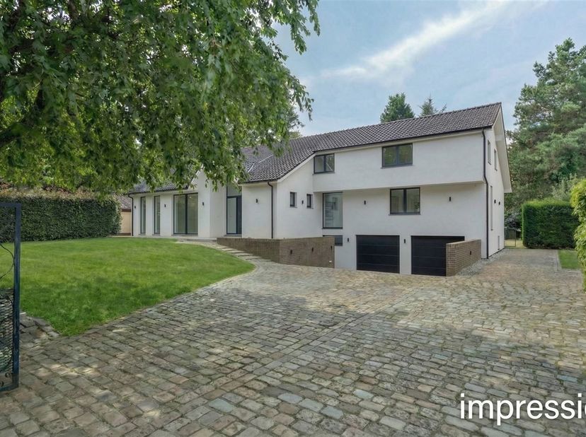 Calme, espace et caractère - une villa polyvalente à la campagne<br />
<br />
Dans un quartier résidentiel calme, se trouve cette villa étonnamment