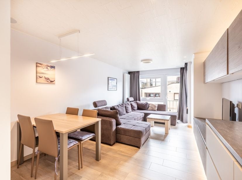 Gerenoveerd appartement in NIEUWSTAAT met 1 slaapkamer en mogelijkheid tot aankoop garage in Koksijde-Bad.<br />
<br />
Dit instapklare pand met KWALI