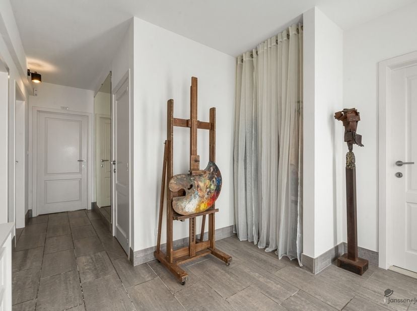 A Engstegenseweg 28A à Zonhoven se trouve cette propriété exceptionnellement spacieuse et polyvalente avec une surface habitable de pas moins de 278 m
