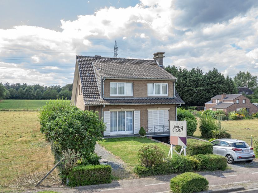Op een centrale ligging nabij het centrum van Dilbeek bevindt zich deze charmante villa met 3 slaapkamers, die dankzij haar ruime indeling, lichtrijke
