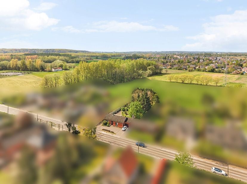 Gelegen nabij het strategisch rondpunt van Rotselaar en de nabijheid van de E314 oprit Holsbeek/Rotselaar maken dit pand bijzonder aantrekkelijk voor