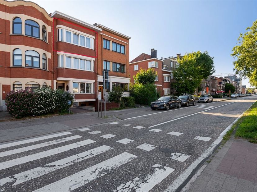 Op te frissen appartement (78m²) voorzien van twee slaapkamers en terras biedt tal van mogelijkheden voor starters of als investering! <br />
Ligging: