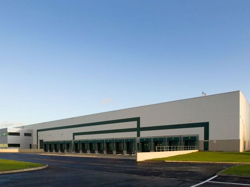 Dit grootschalige logistieke distributiecentrum aan het Prologis Park Willebroek DC2 in Willebroek biedt een hoogwaardige combinatie van magazijnruimt