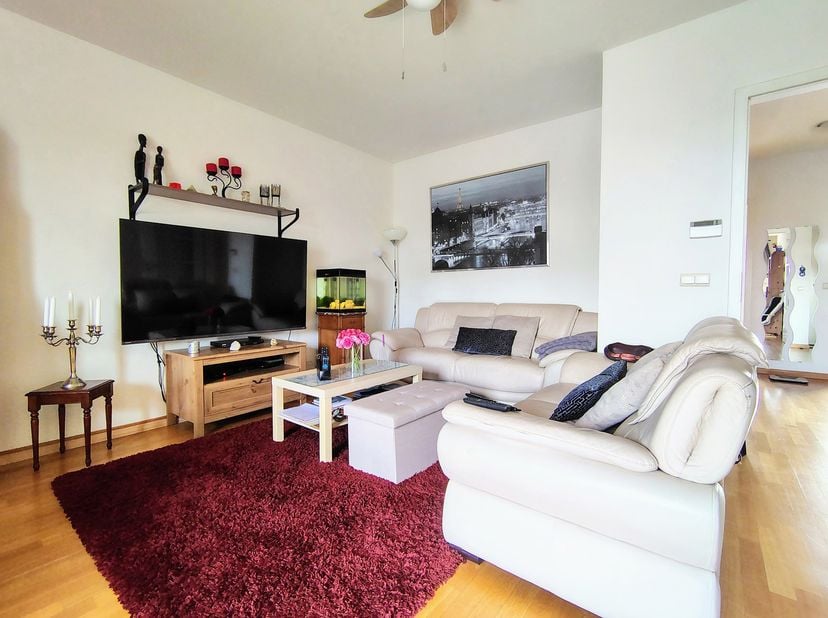 WOLUWE-SAINT-LAMBERT, vlakbij het winkelcentrum en het metrostation Roodebeek. Prachtig APPARTEMENT (2 slaapkamers/1 badkamer) van ± 80 m² met TERRAS