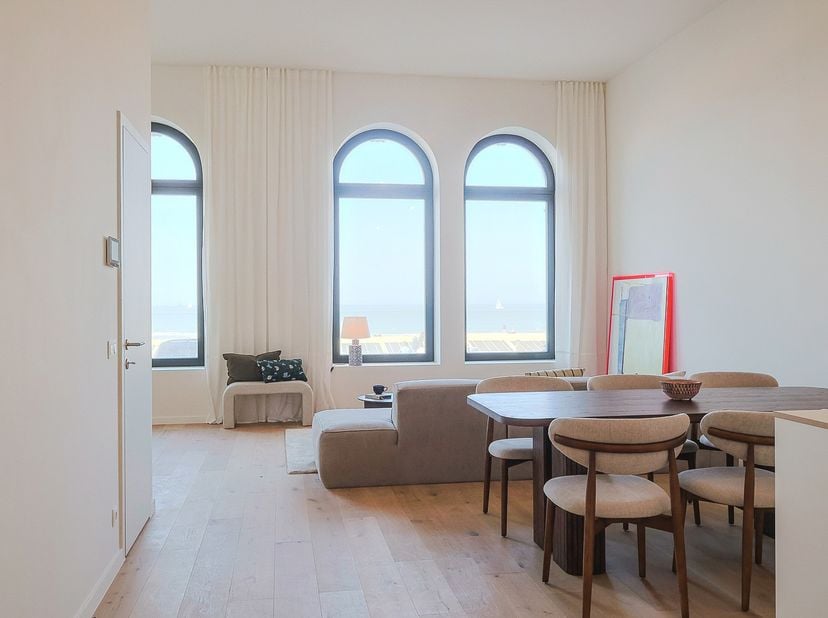 Sur le bel-étage de la Résidence Elisabeth dans le projet Troon 17, nous vous proposons un bel appartement de deux chambres à coucher. Cet appartement