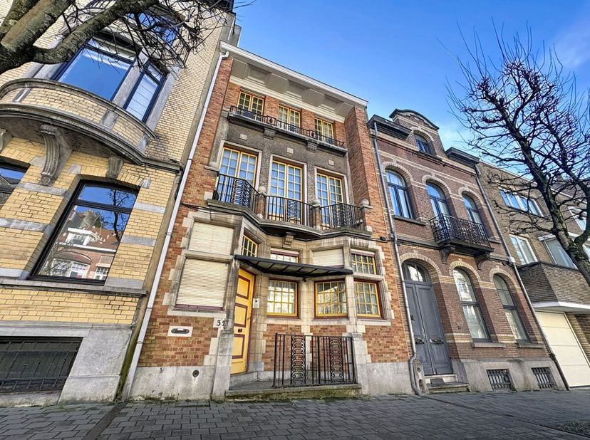 Située sur la prestigieuse Avenue Victor Rousseau, à deux pas de lAltitude 100 et de toutes les facilités, cette élégante maison de caractère signée p