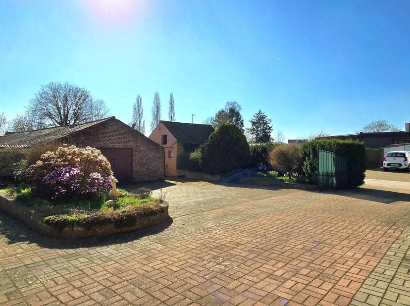 4129 ca TOPLIGGING aan het straatje naar "Het Schulens Meer" in Linkhout/Lummen.<br />
Hoeve, 153 m² gelijkvloers, met in de tuin 3 stallingen ( 160 m