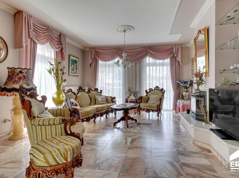 Op zoek naar ruimte, privacy én mogelijkheden? Deze verrassend ruime woning combineert een royale gezinswoning met 2 volledig aparte appartementen, el