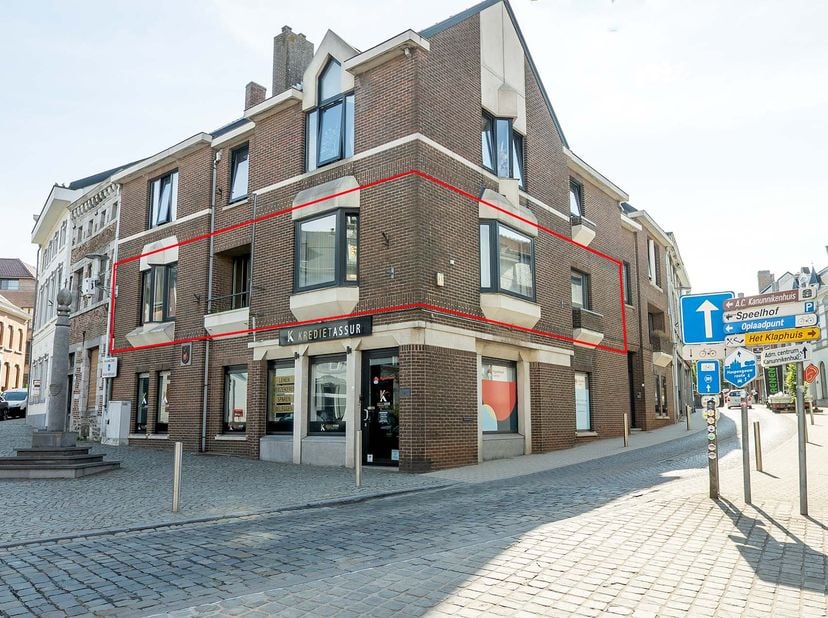 INSTAPKLAAR APPARTEMENT gelegen in het centrum van Borgloon.<br />
Dit appartement beschikt over een living, keuken, badkamer en drie slaapkamers. <br