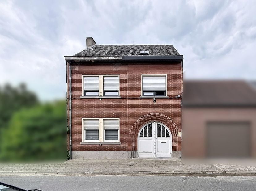 GUNSTIG GELEGEN HALFOPEN WONING -<br />
Te renoveren gunstig gelegen woning. <br />
Indeling: garage met poort (thans bergruimte), trap, living en tui