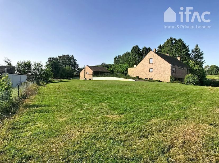 Strategisch gelegen bouwgrond van 9a 69ca voor open bebouwing: wonen of wonen &amp; handel<br />
<br />
Ruime bouwgrond van 969 m² (9a 69ca) op een stra