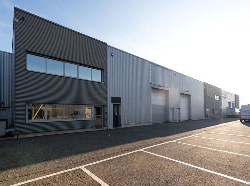 Unit récente de PME de 431m² comprenant 363m² d'entrepôt et 68m² de bureaux/espaces sociaux au rez-de-chaussée et à l'étage<br />
Emplacement : situé