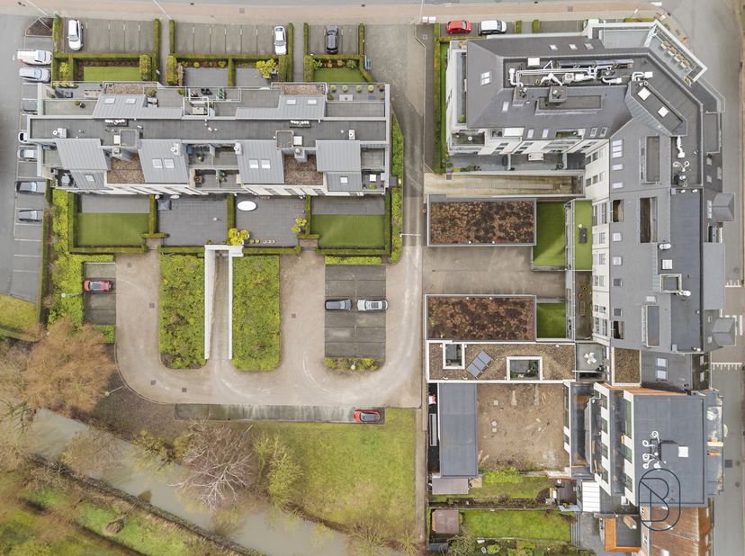 Mooie ruime penthouse met 2 terrassen en zicht op groen. Mogelijkheid aankopen aan 6% btw (mits voldoen aan voorwaarden).<br />
Het appartement bestaa