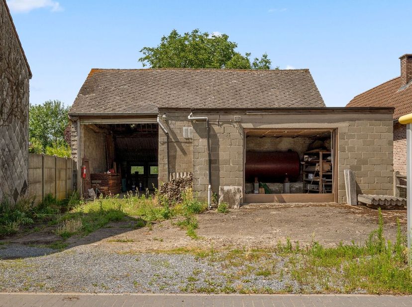 In het landelijke Hauthem, deelgemeente van Hoegaarden (grens Meldert), vinden we deze loods met een totale oppervlakte van ca. 161,65 m², aangevuld m