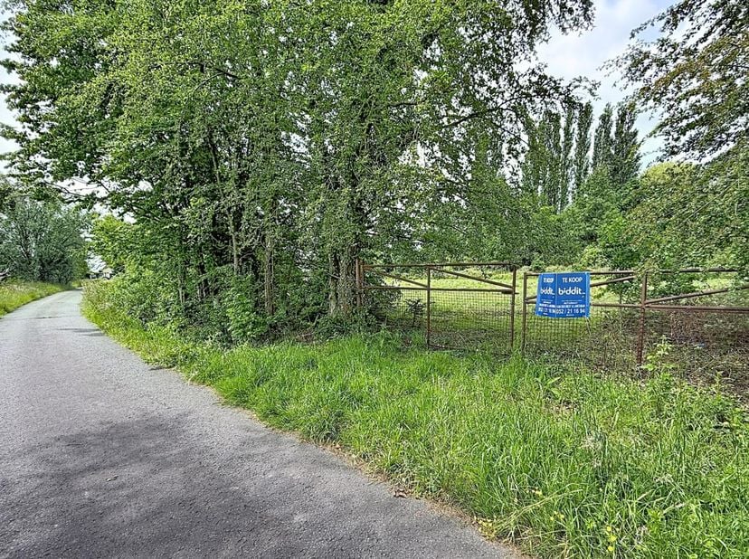 GOED GELEGEN PERCEEL GROND -<br />
Goed gelegen perceel landbouwgrond.<br />
Vrij van gebruik.<br />
RVV in voordeel Vlaamse Waterweg.