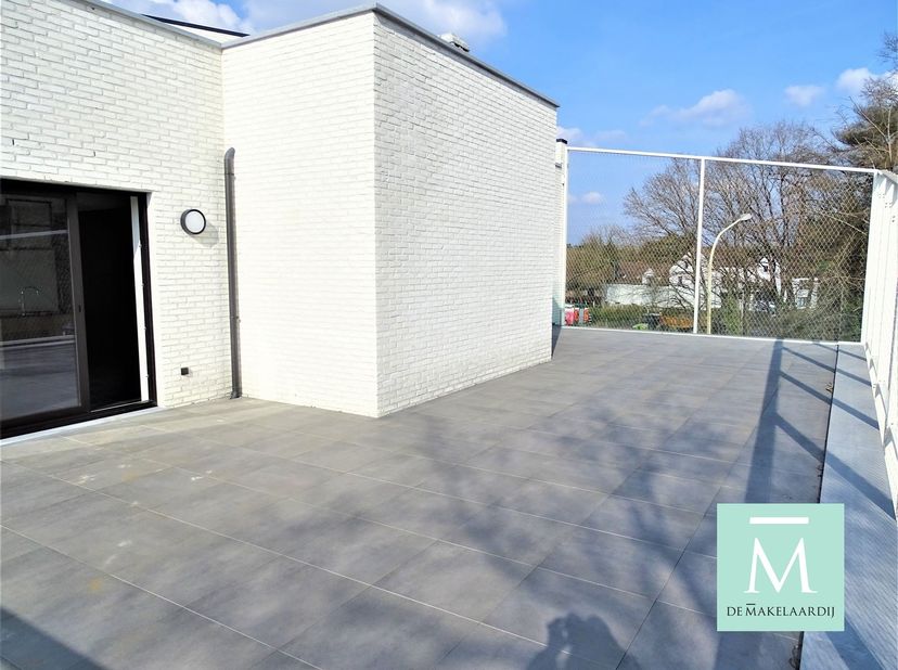 Prachtig appartement met twee slaapkamers, ruim terras (75m²), kelder en ondergrondse parkeerplaats<br />
Dit aangenaam appartement op de tweede verd