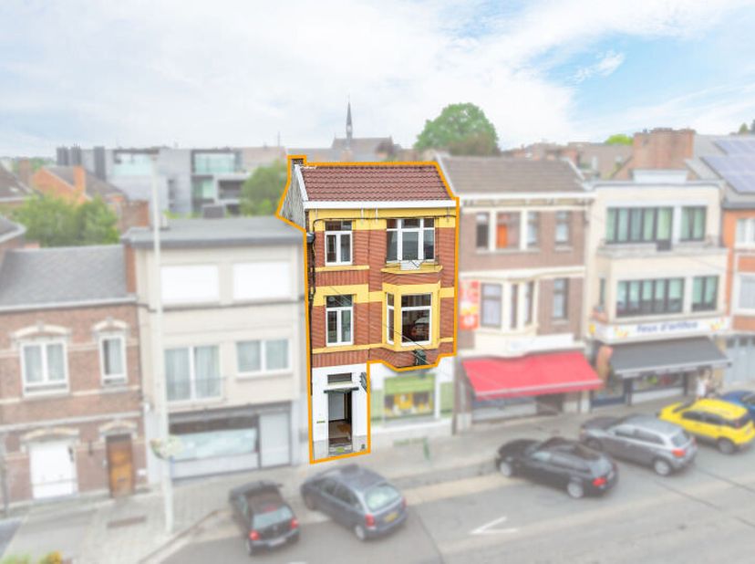 Situé à deux pas de la place de Visé, aux 1er et 2ème étages, spacieux et chaleureux appartement duplex (+/- 142 m² d'après PEB) avec balcon offrant u
