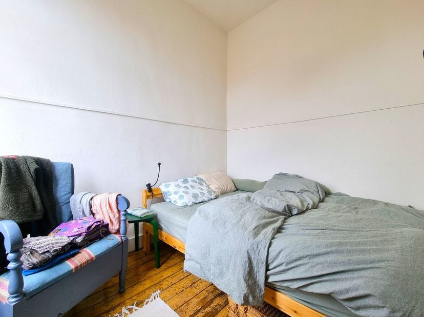 Dit appartement op de tweede verdieping van deze kleine residentie telt één slaapkamer en is gelegen op een gunstige, centrale ligging in de nabijheid