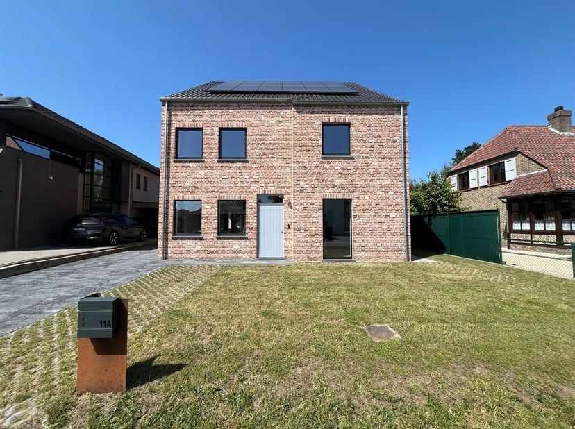 Ruime instapklare nieuwbouwwoning met 4  slaapkamers, bureau, ruime zolder en prachtige tuin<br />
Ligging: Rustig maar strategisch gelegen in Geel, v