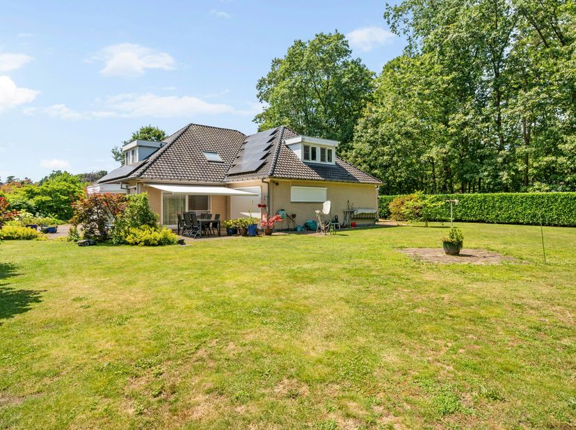 Deze instapklare goed onderhouden woning is gelegen in een groene residentiële wijk op een perceel van +/- 1.643m².<br />
De woning dateert van 2006 e