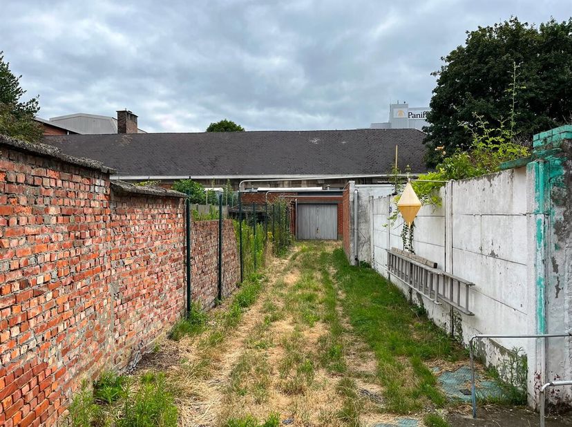 Ruime bouwgrond met 5 garageboxen in het hart van Merksem!<br />
Op zoek naar een bouwgrond met extra opbrengst potentieel? Deze ruime kavel van 250m2