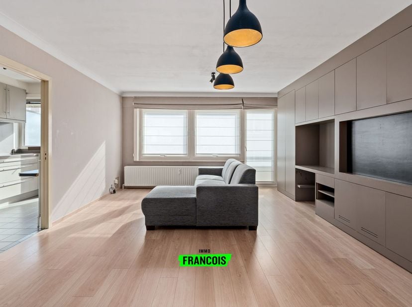 Dans un emplacement particulièrement agréable, à proximité du centre, se trouve cet appartement rénové et parfaitement entretenu avec un certificat PE