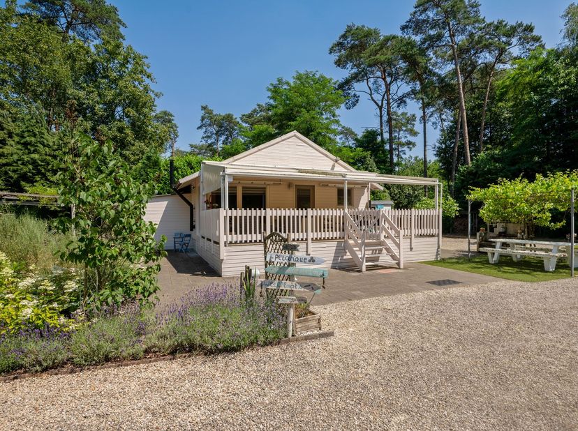 Chalet met 2 slpk op 16a 48ca<br />
<br />
Dit buitenverblijf werd oorspronkelijk gebouwd in 1997 en onderging in 2010 een grondige renovatie. De ch