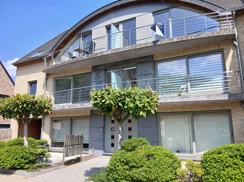 Duplex appartement op de tweede verdieping met twee terrassen (voor-en achteraan) met ondergrondse autostaanplaats. Lift aanwezig.<br />
Inkomhal met