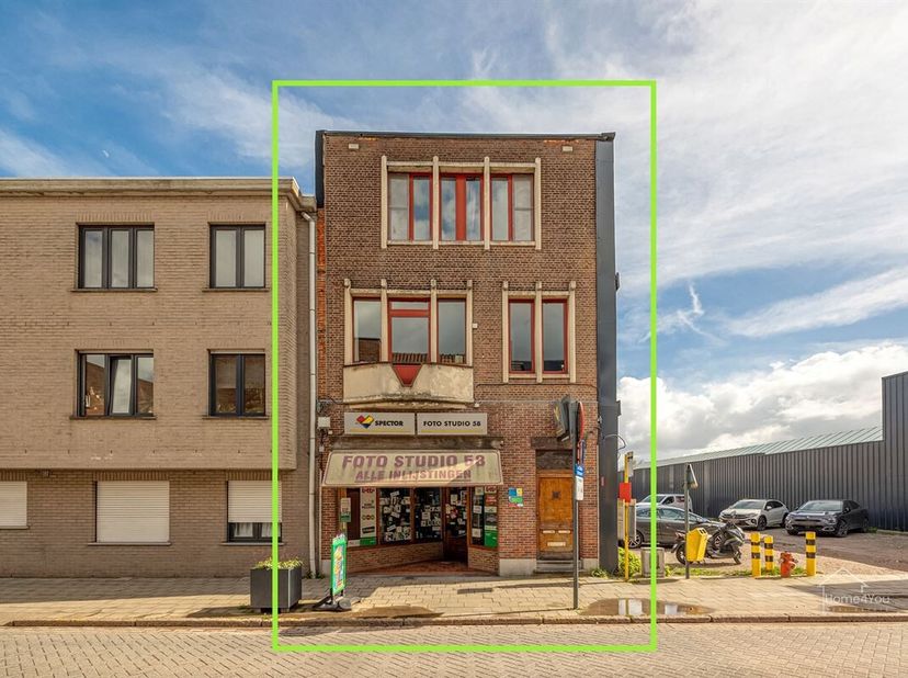 Veelzijdig handelshuis met ruim duplex appartement (3 slpks) te Niel<br />
Op een commerciële topligging in de Antwerpsestraat 52 te Niel bieden wij d