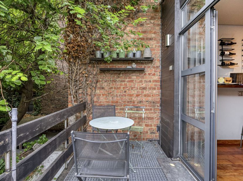 Gerenoveerde woning met veel potentieel.<br />
Op zoek naar een stadswoning met karakter, verrassende volumes en een eigentijdse indeling? Deze bijzon