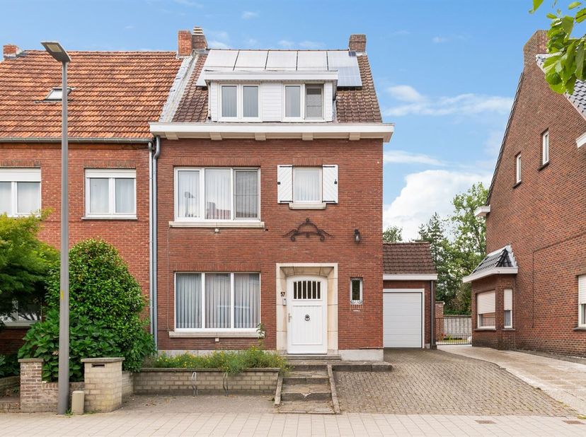 Gezinswoning met 4 slaapkamers, garage en tuin<br />
Deze gezinswoning met 4 slaapkamers biedt dankzij de ruime indeling, garage en tuin heel wat moge