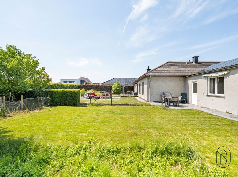 Te koop: rustig gelegen gelijkvloerse open bebouwing met 3SLK, CARPORT en TUIN!<br />
In een rustige buurt in Izegem, bevindt zich deze gelijkvloerse