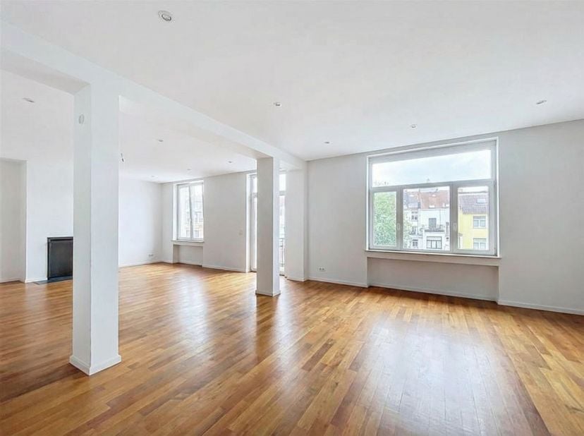 Ligging :<br />
Zeer mooie ligging in Sint-Gillis in een rustige straat, vlakbij het Stephanieplein en de Louizalaan.<br />
<br />
Beschrijving :<b