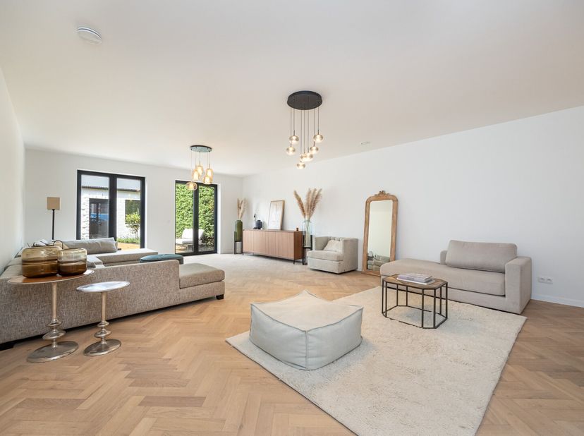 Ruime energiezuinige nieuwbouwwoning met 4 slaapkamers op een rustige ligging te Mechelen!<br />
Deze stijlvolle nieuwbouwwoning combineert ruimte, co