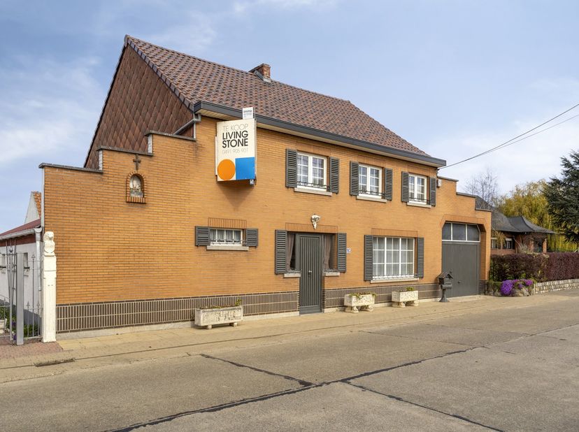 Située dans le cadre rural et paisible de Waanrode, cette maison de caractère avec dépendances et terrain de 16a représente une opportunité exceptionn
