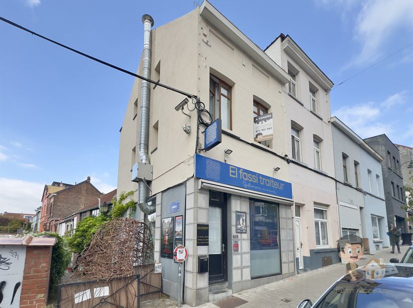 IMMEUBLE DE RAPPORT – OPPORTUNITÉ INVESTISSEUR !<br />
<br />
Idéalement situé, proche de toutes les commodités<br />
<br />
3 unités entièrement