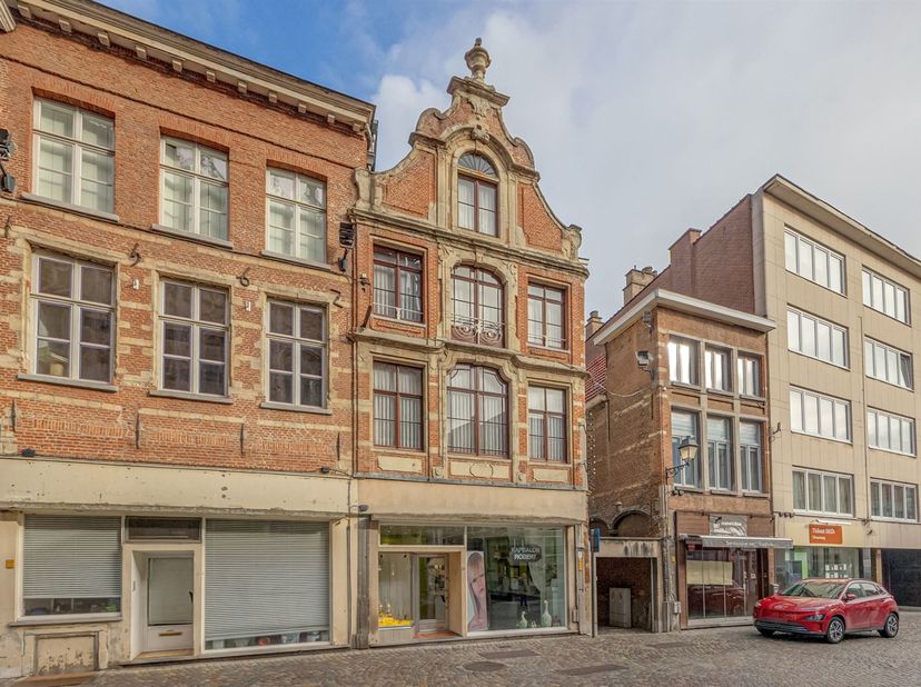 Immeuble commercial dans un bel emplacement au centre de Malines<br />
<br />
Cette belle et authentique maison commerciale se trouve dans le centre