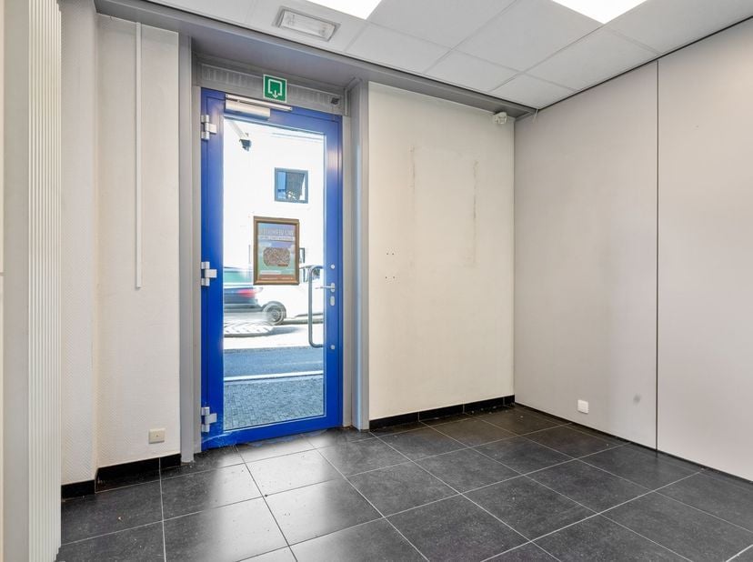 Ces bureaux offrent de nombreuses possibilités pour diverses activités commerciales et professionnelles. La partie la plus large, située à l'avant, co