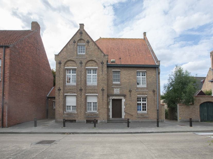 PRESBYTÈRE - <br />
<br />
À rénover : ancien presbytère situé au centre de Westkapelle, pouvant convenir comme habitation unifamiliale ou multifamili