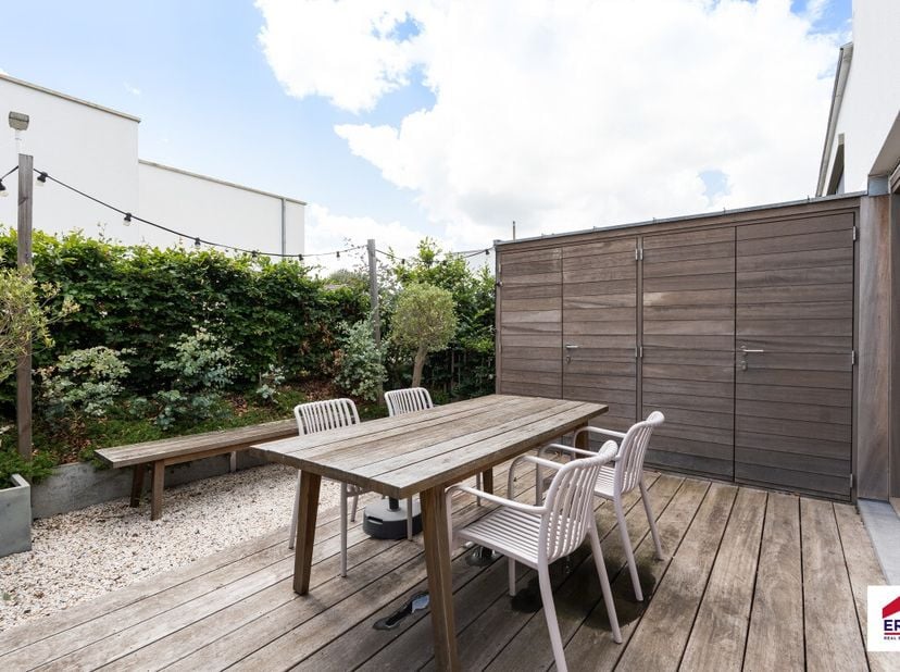Te koop: moderne halfopen vakantiewonig nabij de duinen. Deze woning, gebouwd in 2021, combineert eigentijdse architectuur met een rustige ligging in