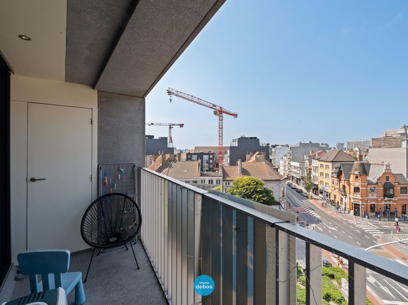 Dit lichtrijke appartement bevindt zich op de vijfde verdieping van een jong en verzorgd gebouw te Oostende, Torhoutsesteenweg 82. Dankzij de centrale
