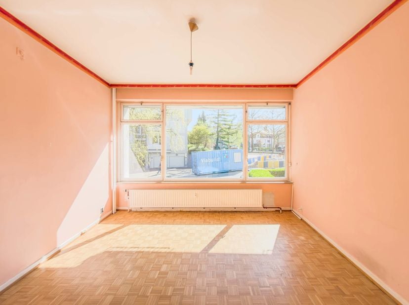 Op een steenworp van het Josaphatpark, in een van de meest gegeerde wijken van Schaarbeek, ontdekt u dit lichtrijke gelijkvloers appartement met 2 sla
