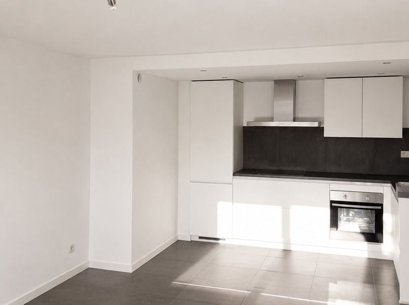 Op zoek naar een appartement waar je meteen kan intrekken? Dan is dit verzorgde appartement zeker een bezoek waard. Dankzij de centrale ligging woon j